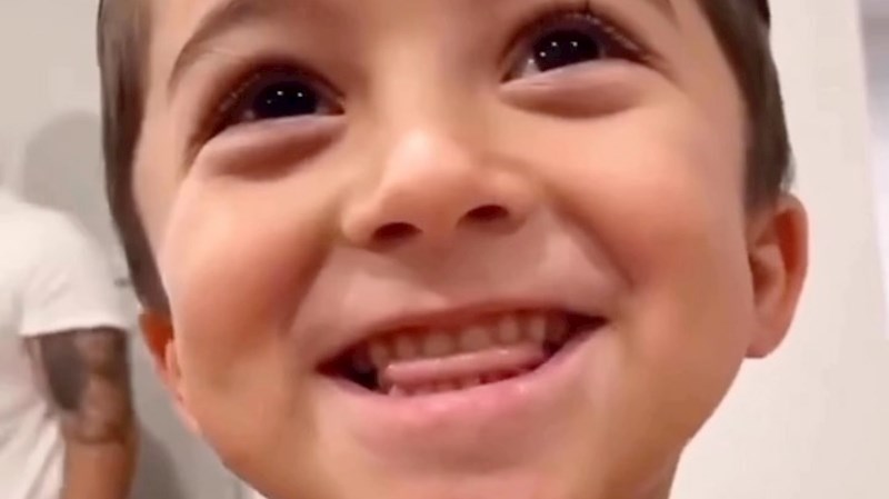 Žena je zamolila sina da ju snimi dok pleše, snimka je postala viralna zbog njegove divne reakcije