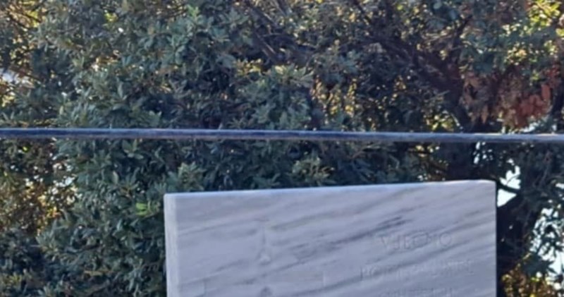 Prolaznik je u Dalmaciji pokraj nečijeg groba uočio bizaran detalj, fotka je odmah postala hit