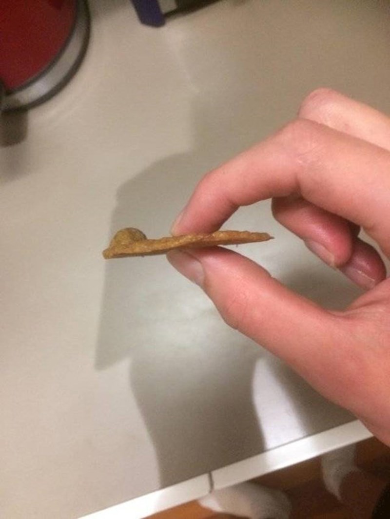 7. Sestra je napravila keksiće. I zaboravila dodati brašno.