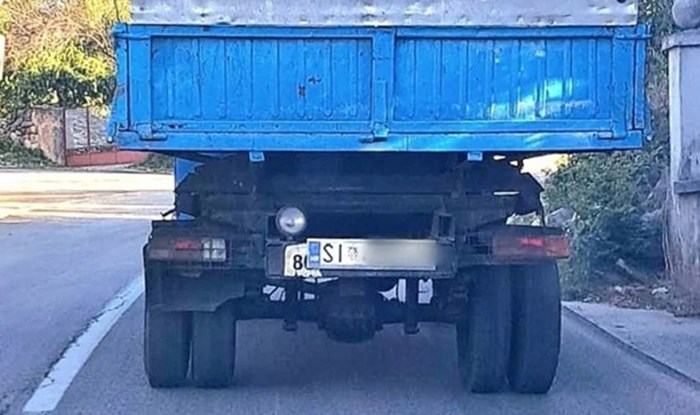 Natpis na kamionu snimljenom u okolici Šibenika oduševio je cijelu zemlju, odmah ćete vidjeti zašto