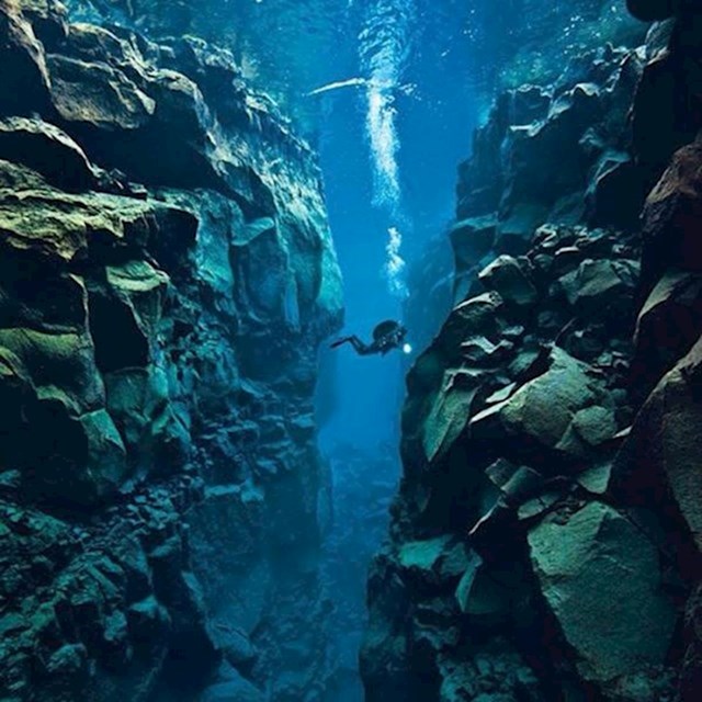 7. Island je jedino mjesto na svijetu na kojem možete plivati između tektonskih ploča