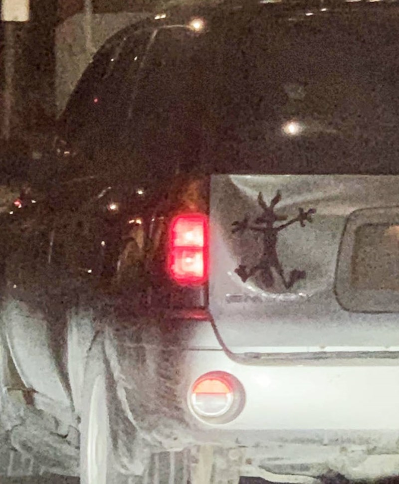 13. Netko je na zabavan način istaknuo udubljenje na svojem autu