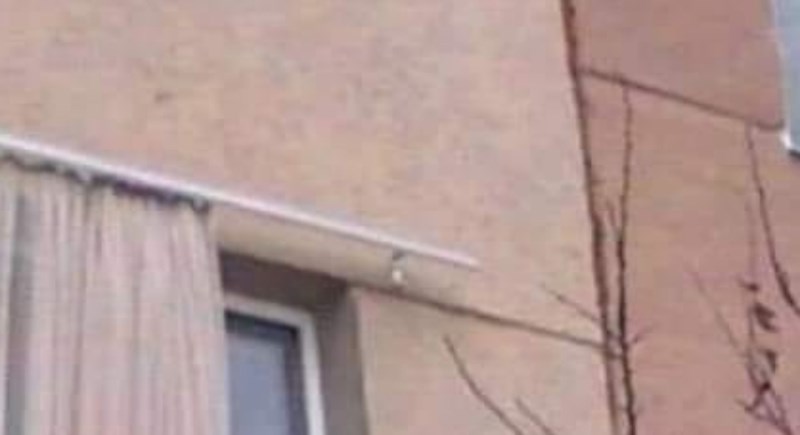 Bizarni detalji kod nečijeg prozora začudili su cijeli Balkan, ovaj prizor otvara baš puno pitanja