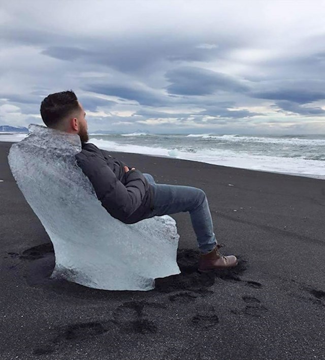 3. Pronašao je komad leda koji izgleda kao fotelja na crnoj plaži na Islandu