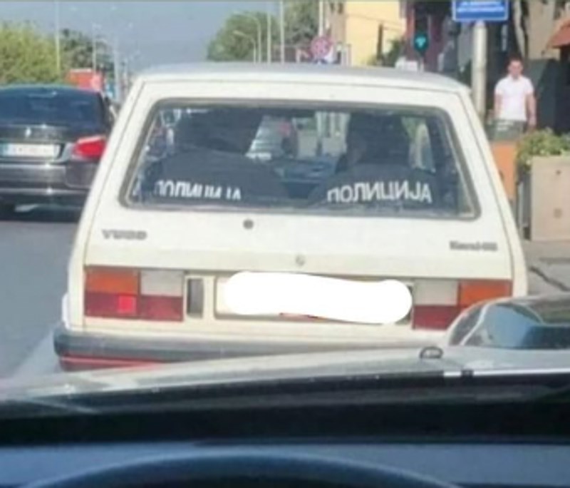 Srpski policajci viđeni na stražnjem sjedalu starog Yuga