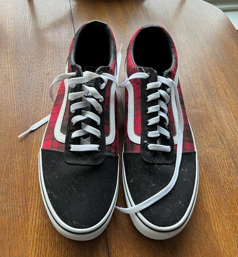 10. Kupio sam si nove tenisice. To ne bi bilo ništa čudno da nemam 64 godine.