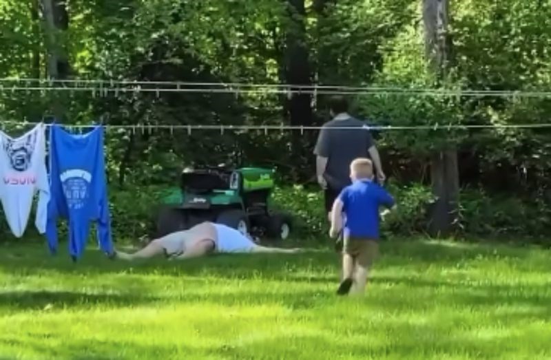 Pokazivao je djeci kako se upravlja kosilicom, tisuće ljudi smiju se snimci onoga što je uslijedilo