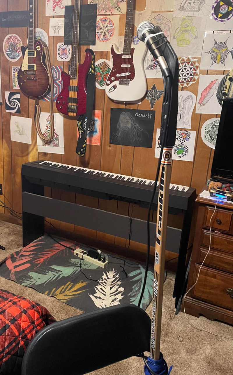 12. Nemate stalak za mikrofon? Nema veze, i palica za hokej može poslužiti.