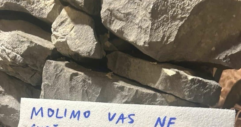 Na kamenom zidu negdje u Dalmaciji osvanula je bizarna molba, fotka je odmah postala hit