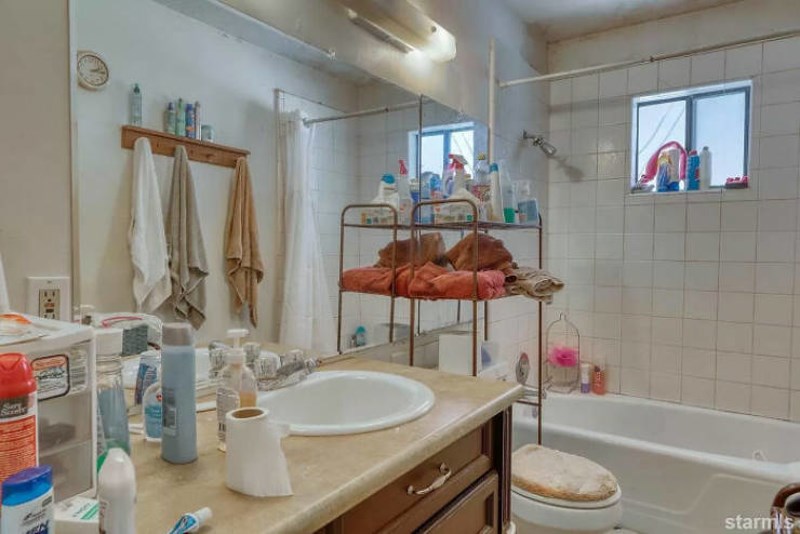 Hmm...je da su se mogli potruditi pospremiti kupaonicu prije fotkanja, ali i dalje sve izgleda relativno u redu...