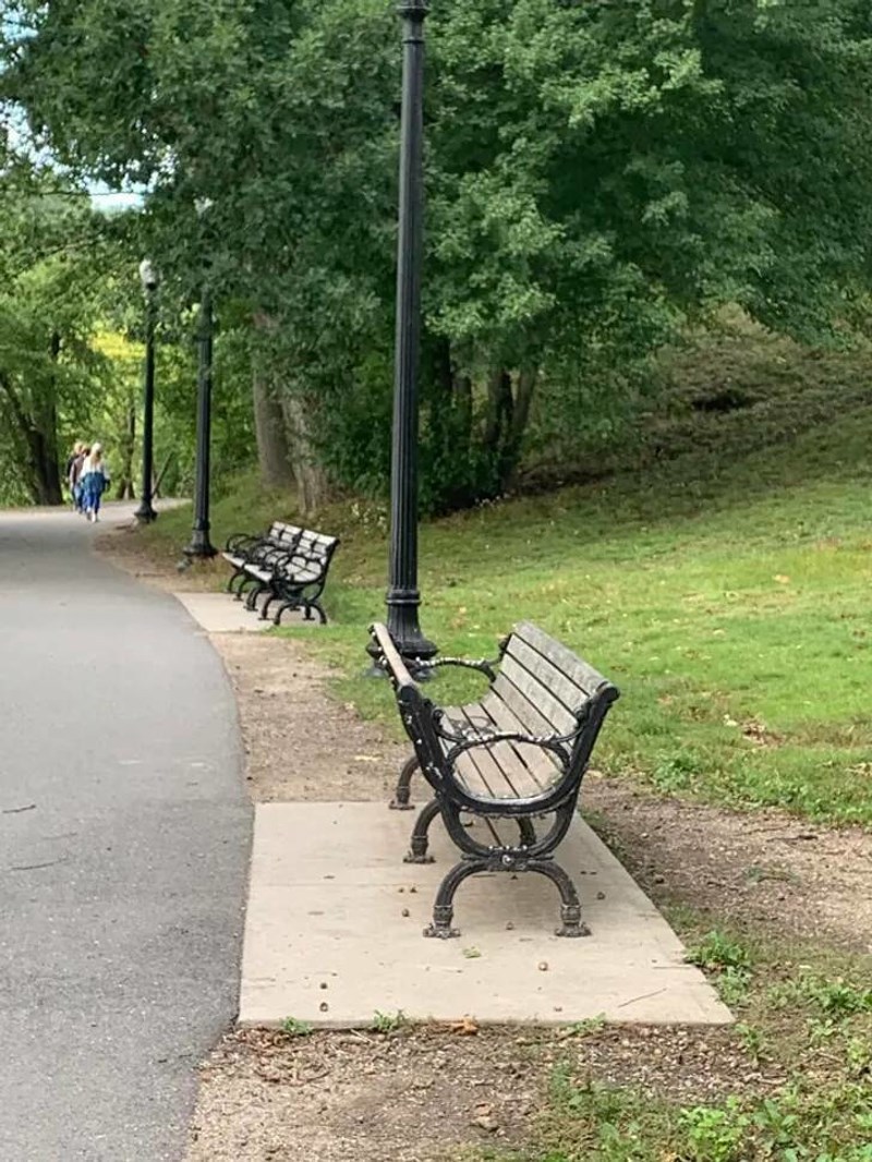 10. Koja čudna klupa