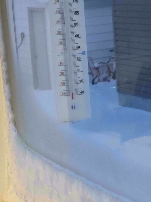 3. Termometar se pokvario od hladnoće. Stvarna temperatura je preko -40.