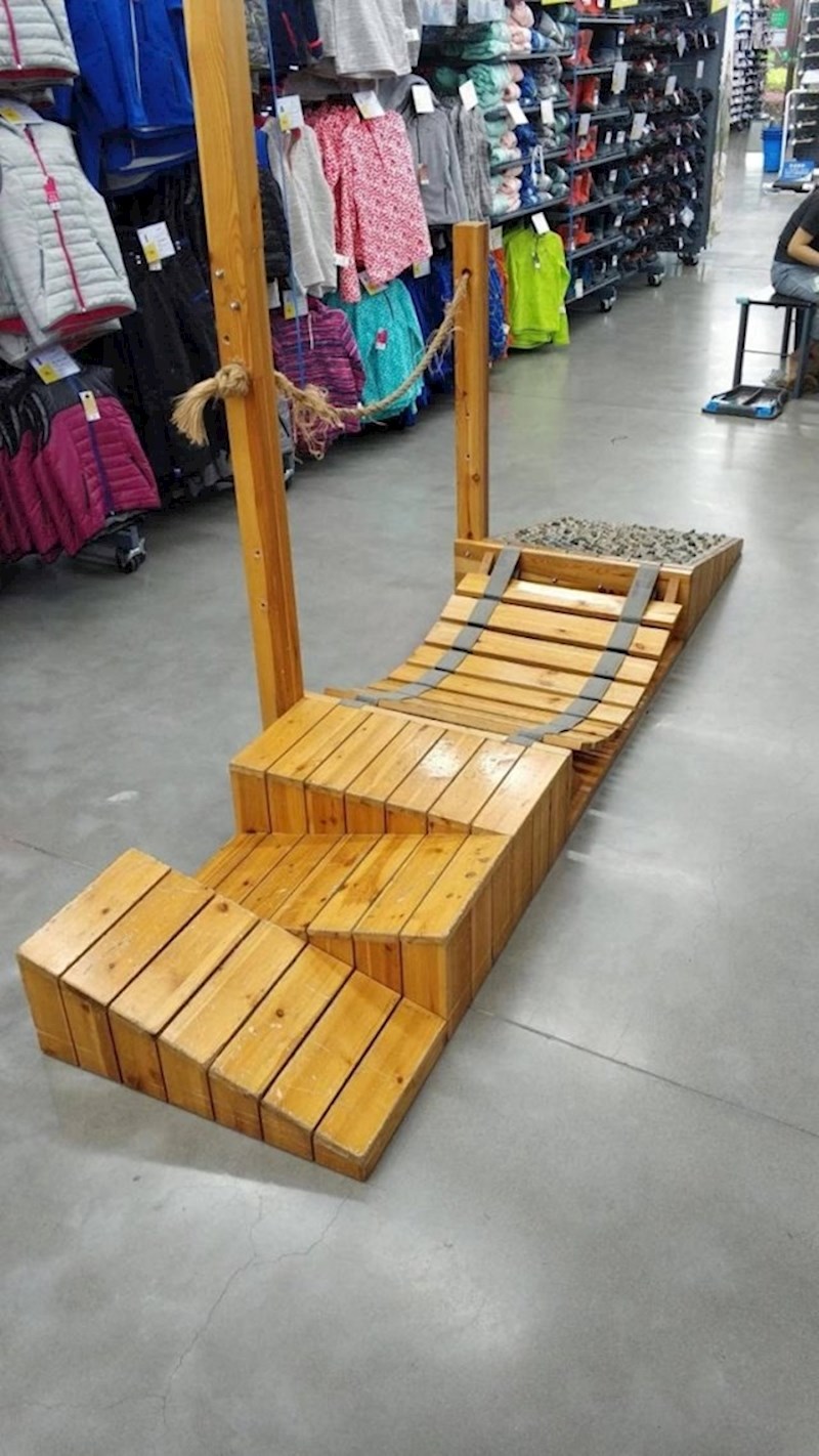 "Ova trgovina ima mjesto na kojem možete isprobati obuću za planinarenje."