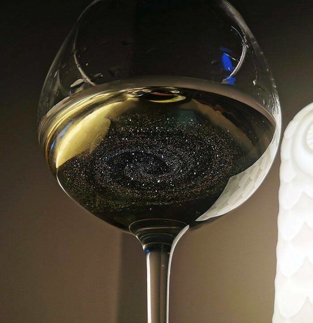 8. Prašina u čaši za vino izgleda kao galaksija