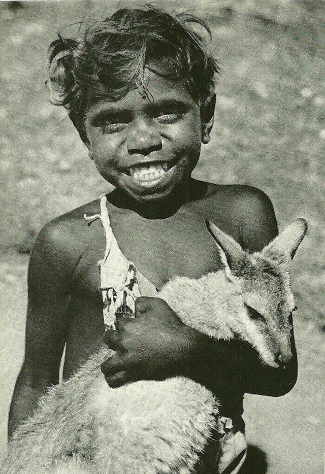 5. "Aboridžinski dječak s ljubimcem klokanom, australski National Geographic | listopad 1955."