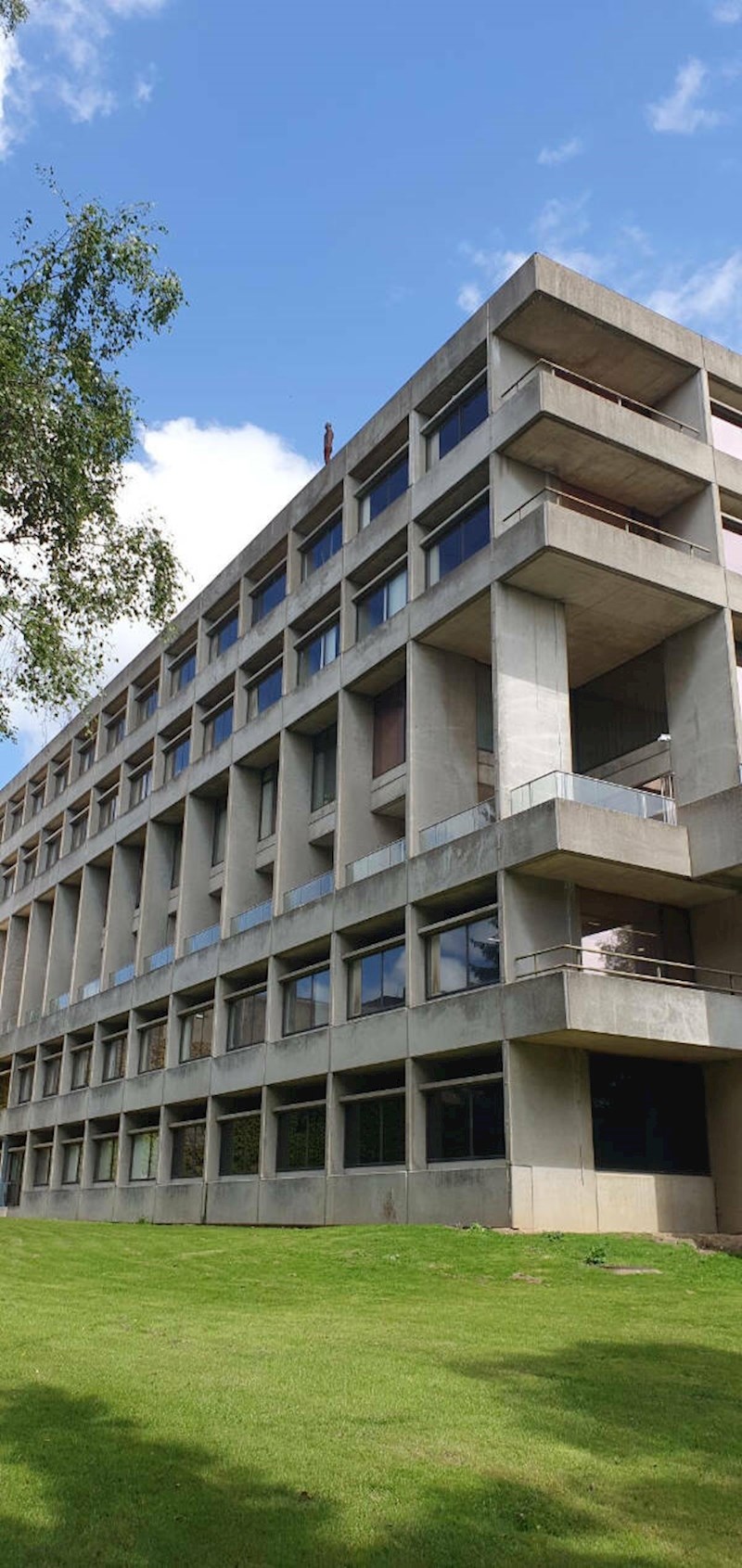 6. Zgrada na krovu ima skulpture koje izgledaju kao da osoba razmišlja skočiti