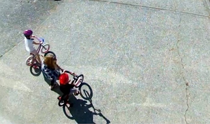 Žena je izvela djecu na vožnju biciklom, snimka je postala hit zbog onoga što je uslijedilo