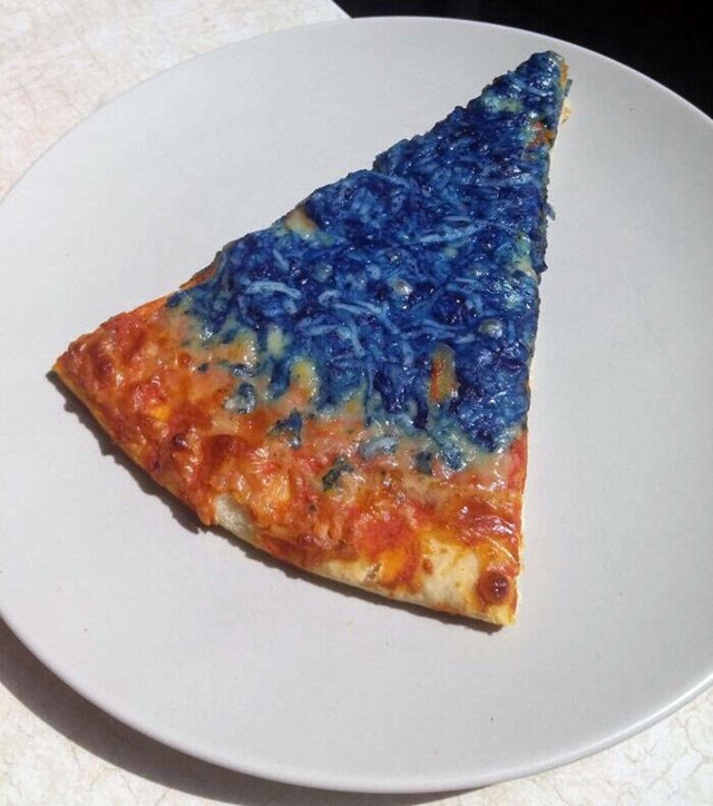 10. Dečko s kojim izlazim rekao je da voli pizzu s plavim sirom. Malo sam to pogrešno shvatila.