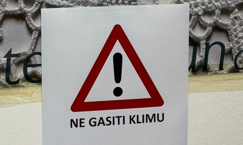 Zaposlenik tvrtke morao je slikati i svima pokazati bizarno upozorenje u svom uredu, fotka je hit