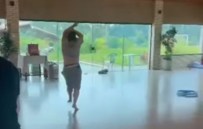 Navijač se uzbudio kad je njegov tim poveo pa doživio urnebesan fail koji je odmah postao viralan