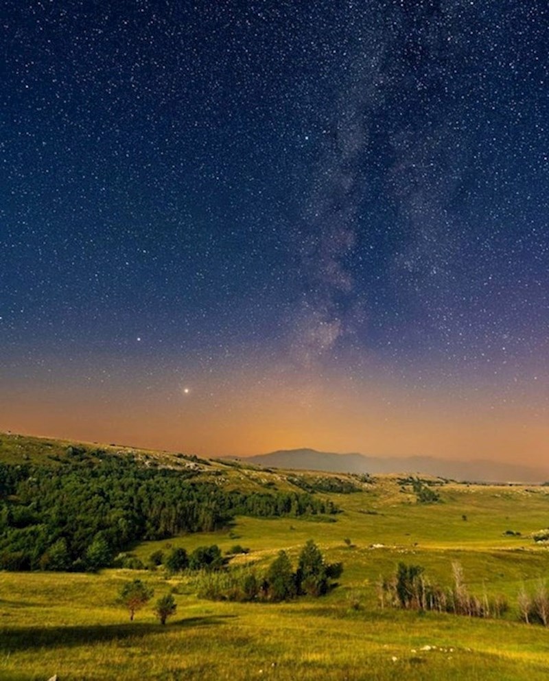 8. "Isplatilo se potrošiti akomulator na autu. Ovo je snimljeno u Livnu u BiH."