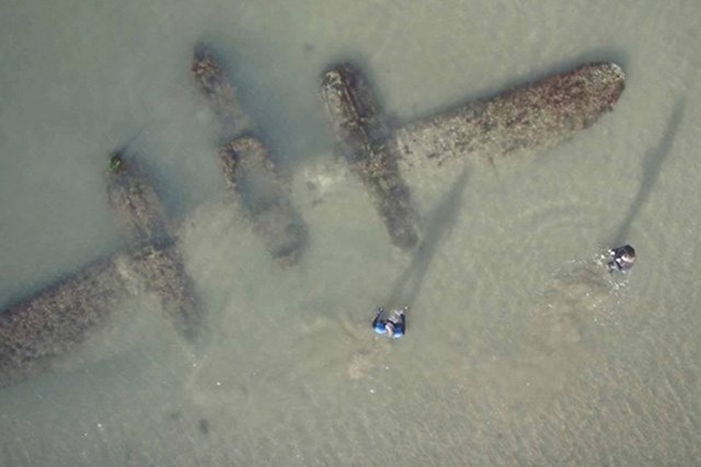 16. Borbeni zrakoplov iz 2. svjetskog rata još je nasukan na plaži