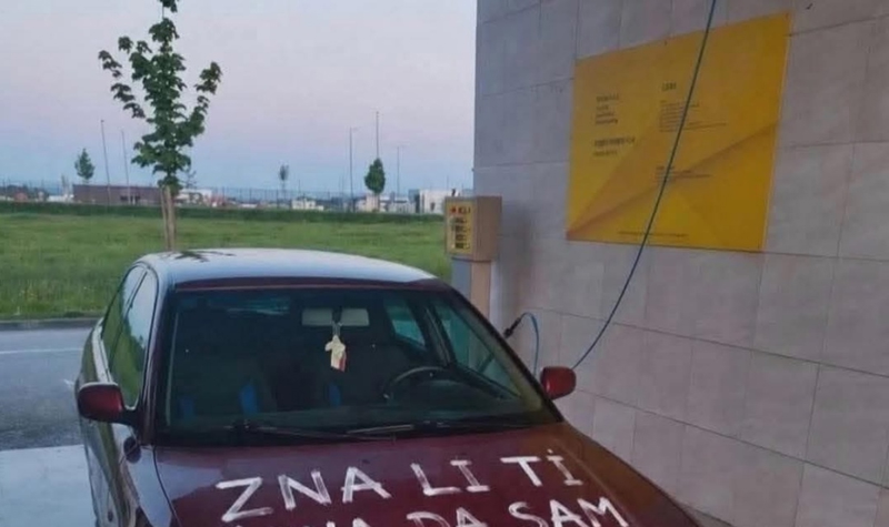 Tipu je na automobilu osvanula bizarna poruka, njegova supruga neće biti oduševljena kad je vidi