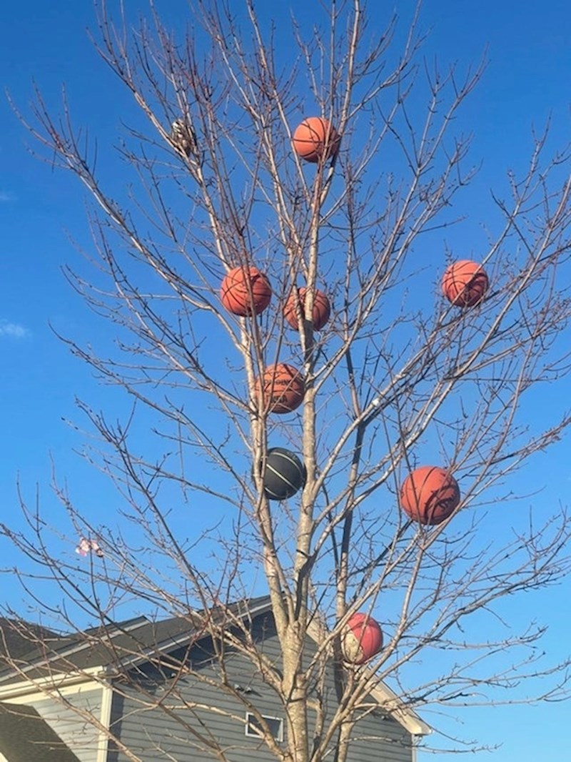 17. Netko je ostao bez par lopti...