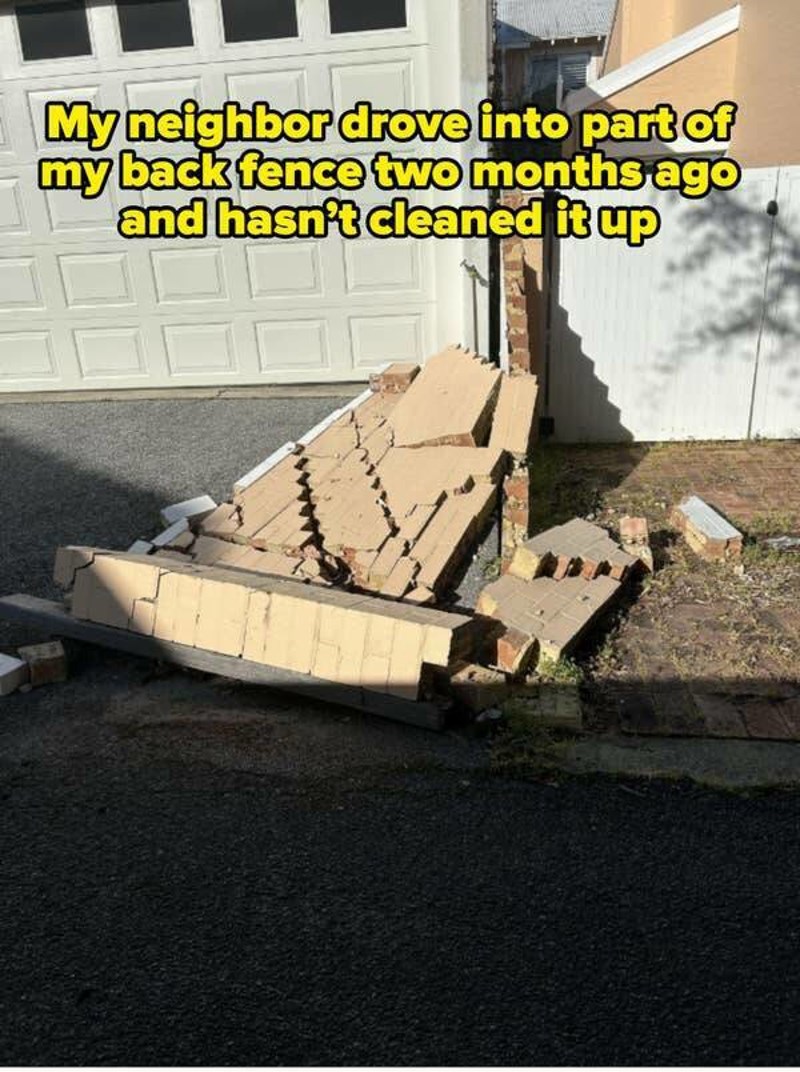 12. Moj se susjed prije 2 mjeseca zabio u moju stražnju ogradu i još uvijek nije ništa počistio niti popravio