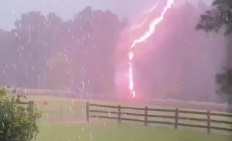 Žena je snimila trenutak u kojem je grom udario u njezino dvorište, video je fascinantan