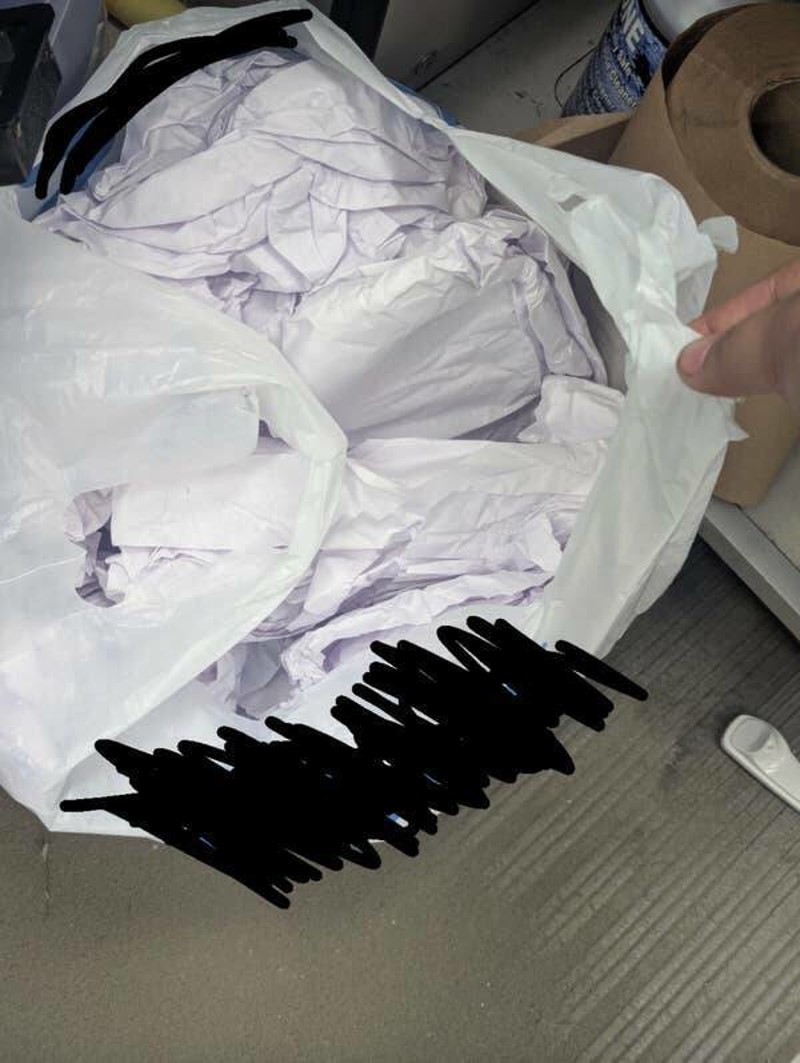 10. Osoba koja je izvadila sav ispun iz torbice, a na kraju ju nije niti kupila