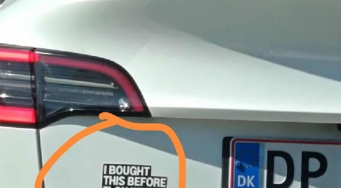 Turist iz Danske zalijepio je urnebesni detalj na svojeg Teslu, fotka je odmah postala teški hit