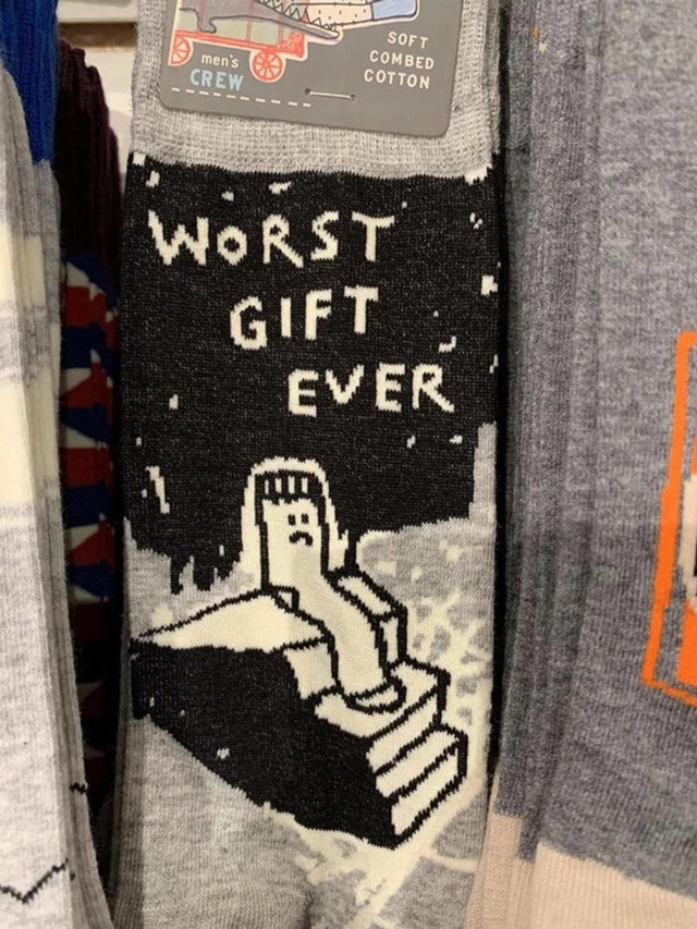 14. Čarape na kojima piše "najgori poklon ikad"