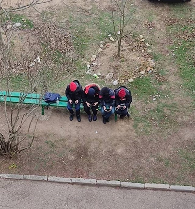 1. Kako izgleda druženje tinejdžera na svježem zraku...