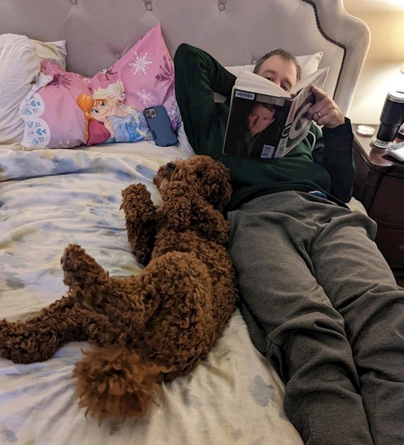 2. Čuva susjedovog psa i prvi put u životu dopušteno mu je spavati na ljudskom krevetu.😄