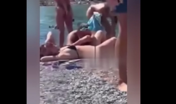 Netko je na plaži snimio par u totalno bizarnoj akciji, snimka je obišla cijelu regiju