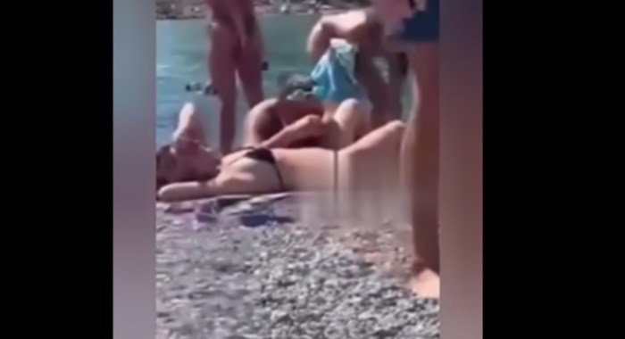 Netko je na plaži snimio par u totalno bizarnoj akciji, snimka je obišla cijelu regiju