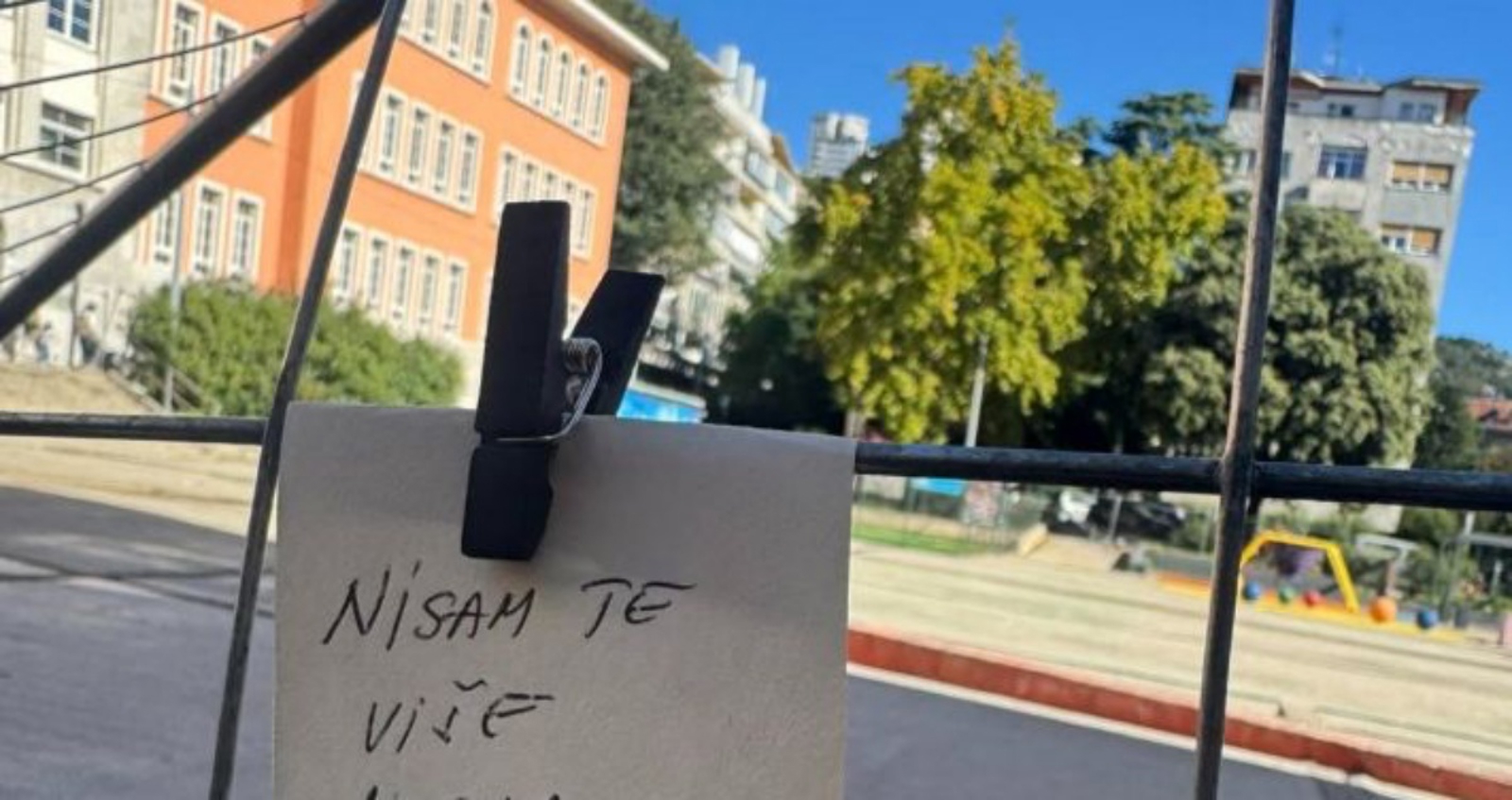 Na mjestu susreta ljubavnog para osvanula je urnebesna poruka, odmah je postala hit u cijeloj zemlji