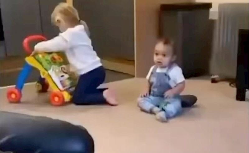 Svaki put kad zazvoni mobitel ovaj klinac napravi nešto preslatko i urnebesno, snimka je viralni hit