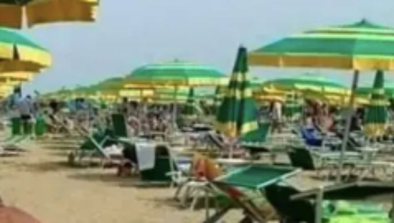 Prizor s plaže u Albaniji nasmijao je tisuće, a za sve je kriva urnebesna poza u kojoj se tip sunča