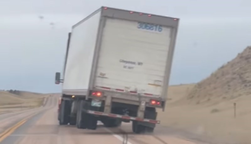 Vozili su se iza kamiona po jakom vjetru, snimka onoga što se događalo zaledit će vam krv u žilama