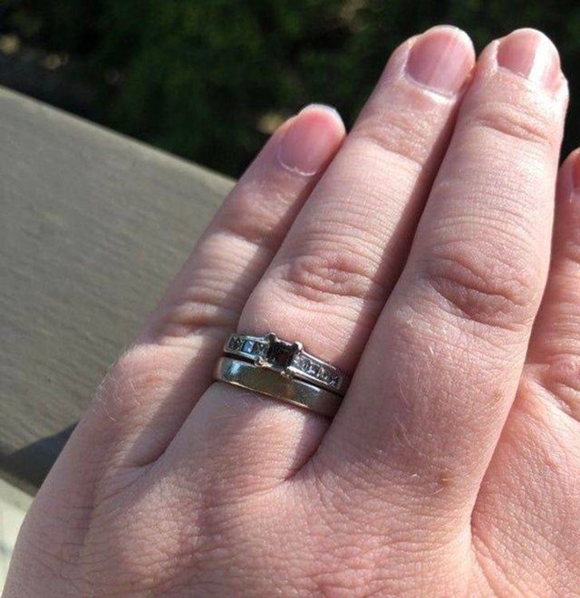 10. Ispao mi je dijamant sa zaručničkog prstena za koji smo imali 10-godišnju garanciju. Danas nam je, pogađate, 10. godišnjica