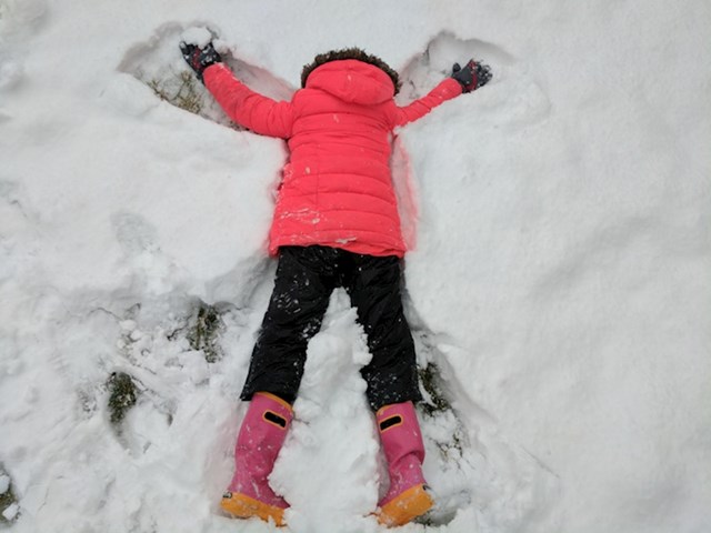 14. Kći me pitala da ju naučim kako raditi anđele u snijegu. Zaboravila sam napomenuti najvažniji dio...