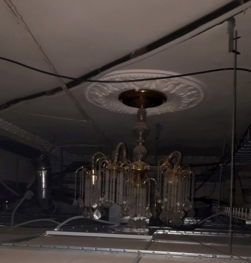 2. Šef me zadužio da izmjerim prostor između pravog i lažnog stropa. Pogledajte što sam našao.