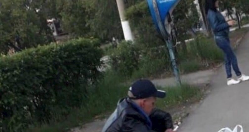 Fotka ovog tipa koji čuči na nogostupu hit je na Fejsu, odmah će vam biti jasno zašto