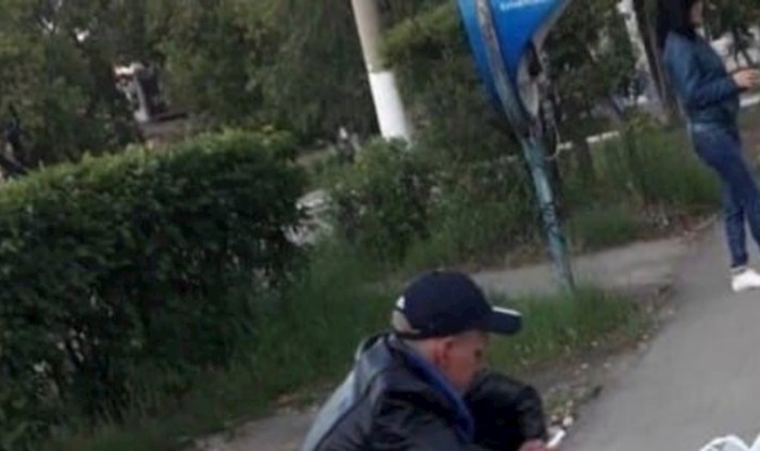 Fotka ovog tipa koji čuči na nogostupu hit je na Fejsu, odmah će vam biti jasno zašto