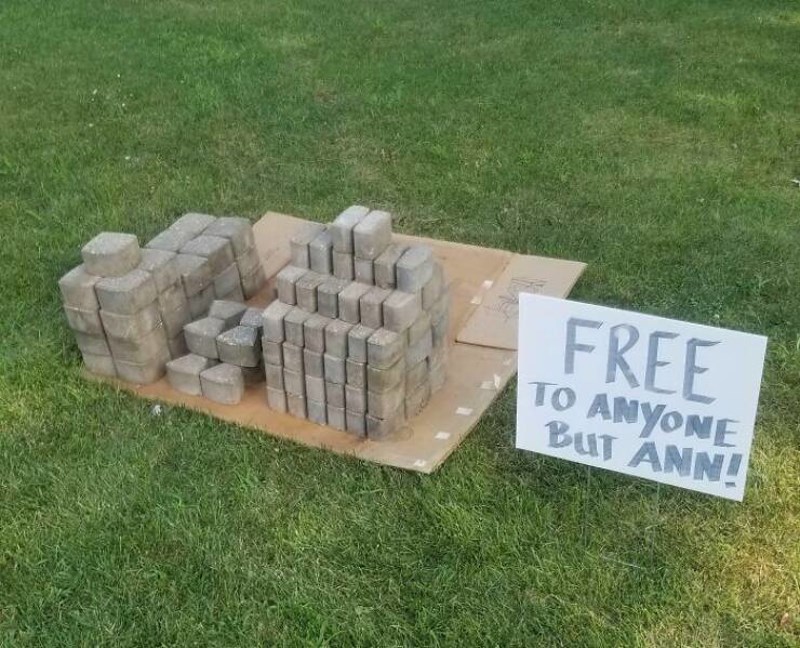 14. Moja je susjeda uzela ovo bez pitanja. Uzeo sam ih natrag i odlučio staviti u svoje dvorište uz ovaj znak: