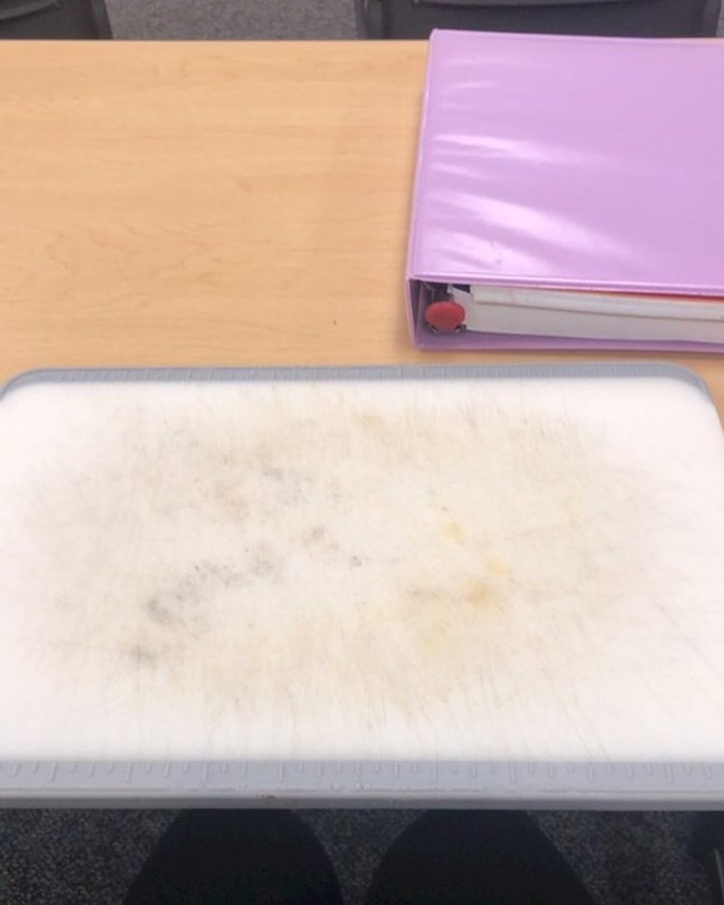 Ustala je jako rano, nije se naspavala. Mislila je da je ponijela laptop na predavanje. Zapravo je uzela dasku za rezanje.