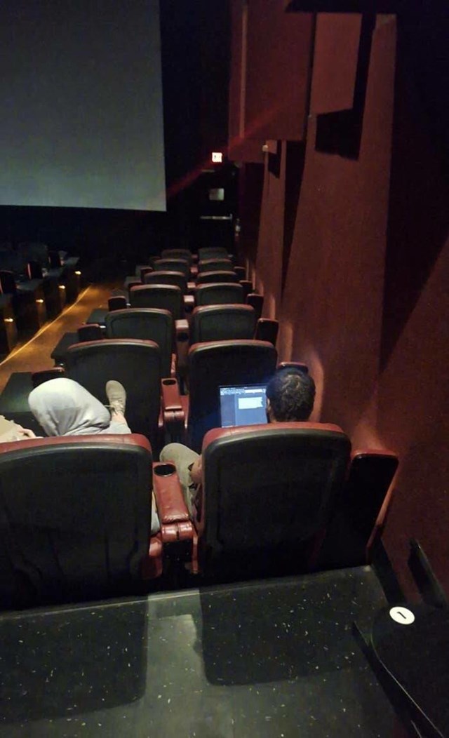 1. Tip koji je za vrijeme filma cijelo vrijeme bio na tabletu 🙄