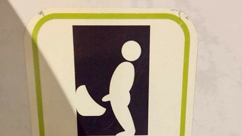 Netko je u muškom wc-u jednog kafića u Zagrebu primijetio urnebesan natpis, fotka je teški hit